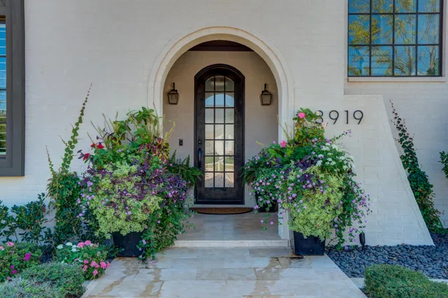 a house with a garden view