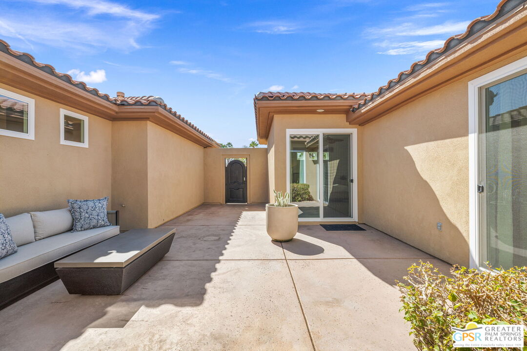 30 Vía Cielo Azul Palm Desert, CA 92260 - Photo 10 of 40 a view of a patio with couches and potted plants