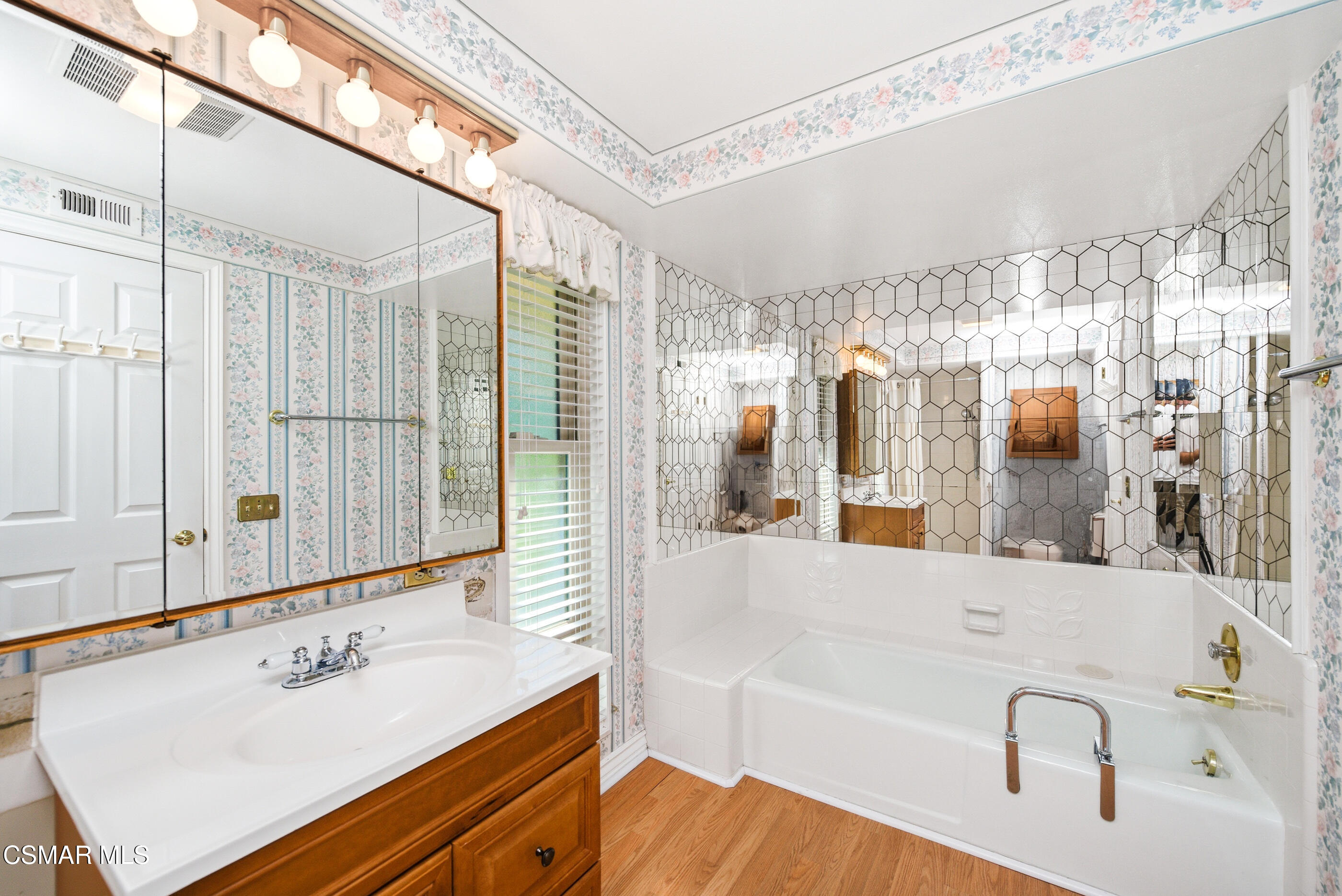 39 Inverness Road Thousand Oaks, CA 91361 - Photo 47 of 69 a bathroom with a tub sink and mirror
