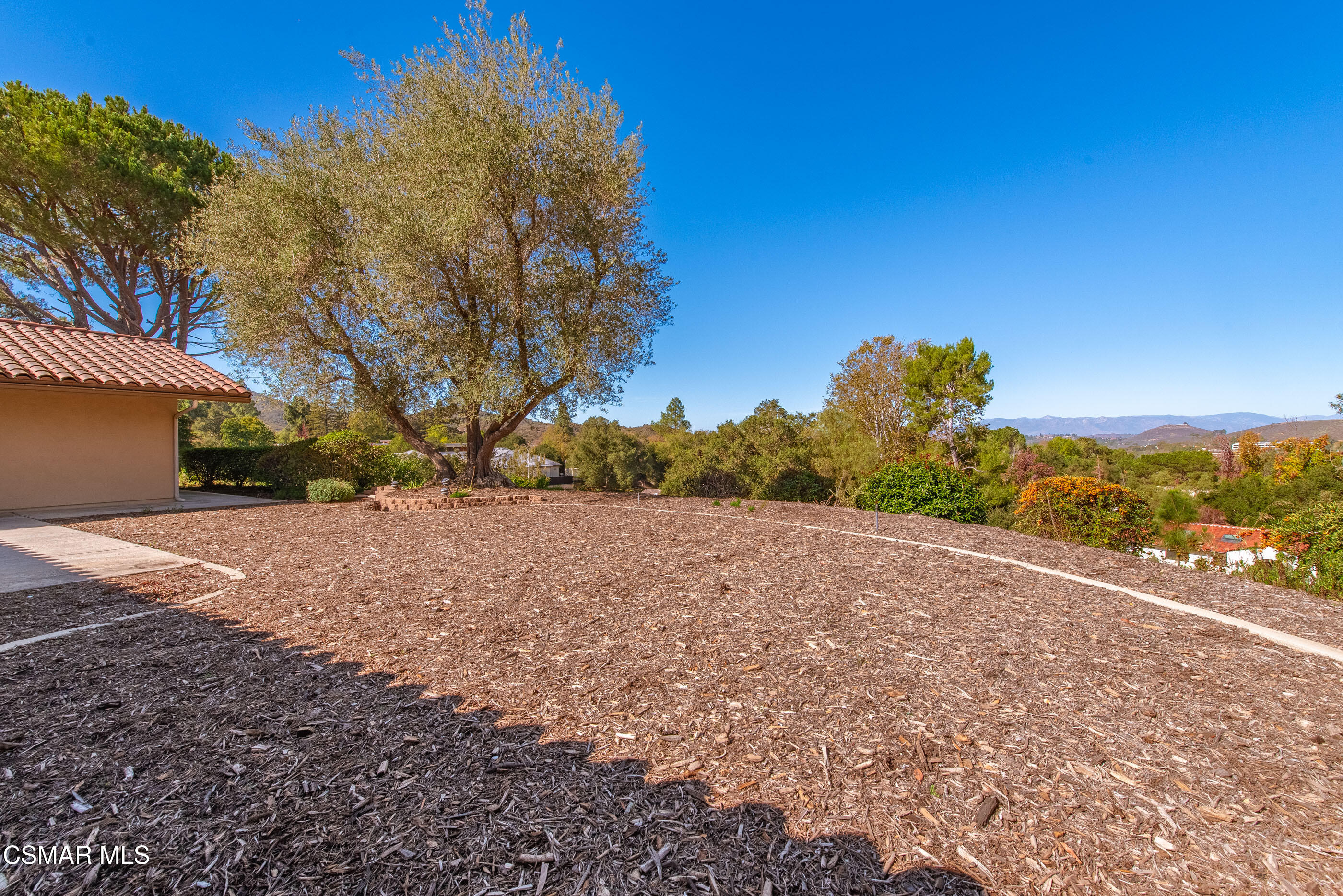 39 Inverness Road Thousand Oaks, CA 91361 - Photo 49 of 69 a view of outdoor space and yard