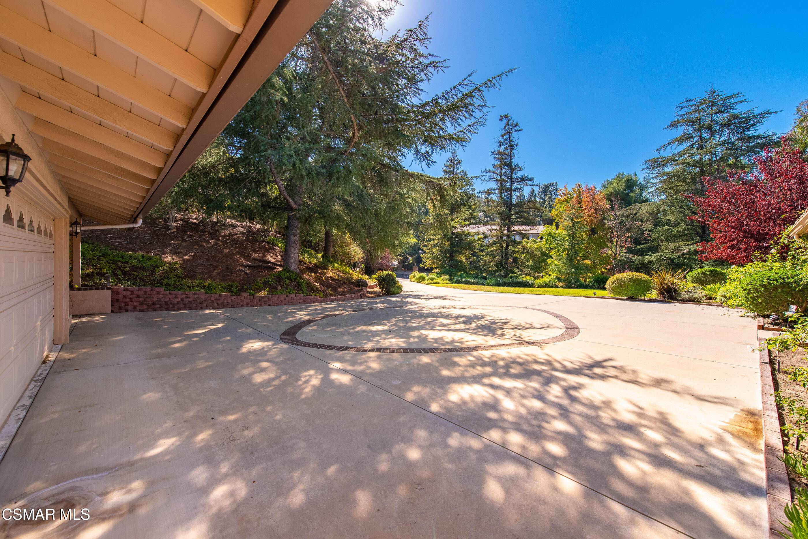 39 Inverness Road Thousand Oaks, CA 91361 - Photo 54 of 69 a view of road with a building