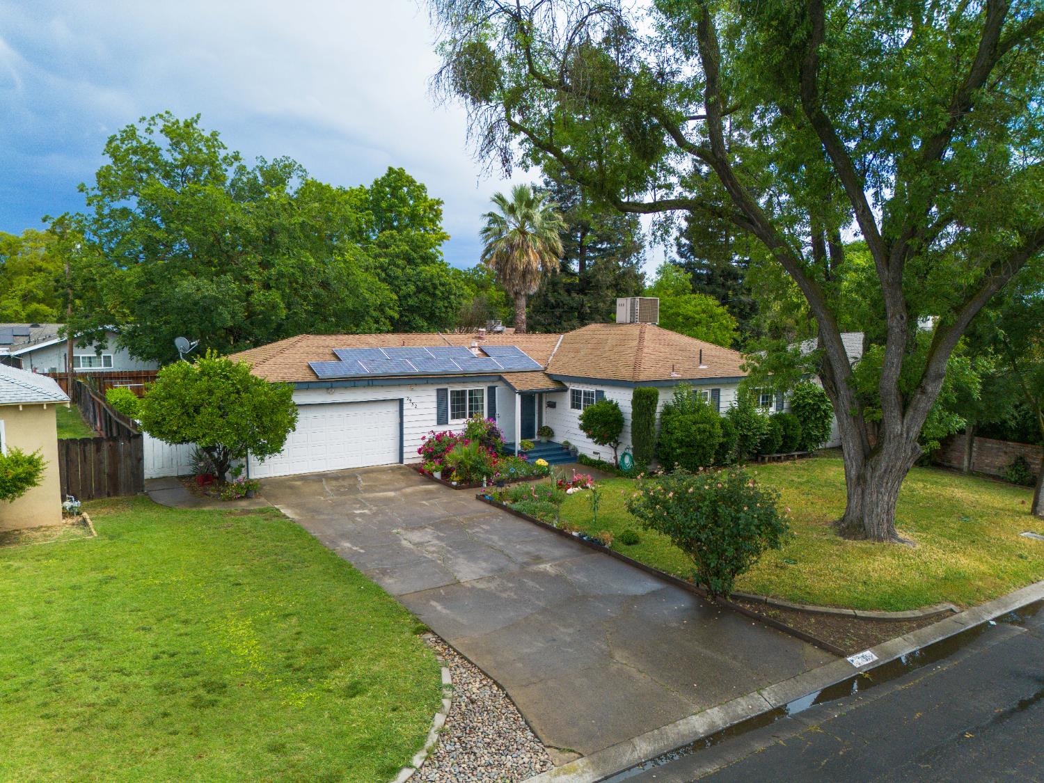 2952 Tahoe Drive Merced, CA 95340 - Photo 63 of 70 Beautiful home featuring solar panels, an attached garage, and concrete driveway