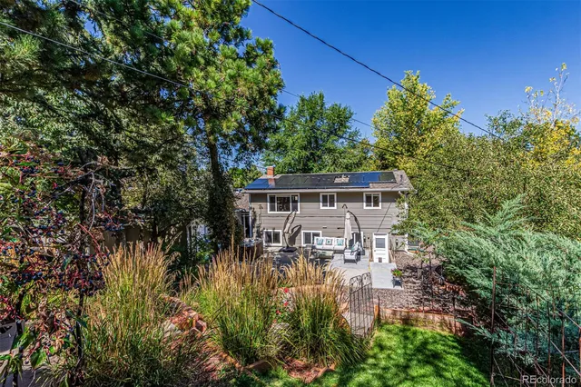 a view of entryway with a window