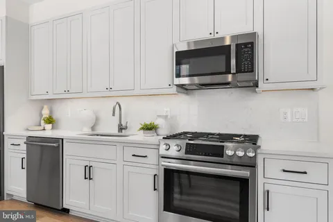 $820,000 | 521 North Washington Street, Unit 101, Alexandria, VA 22314