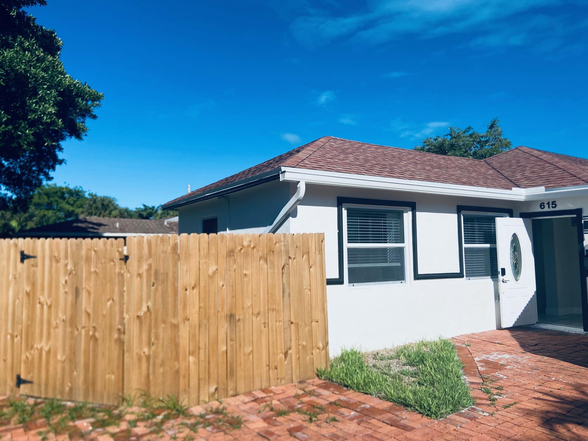 615 Northeast 2nd Avenue Delray Beach, FL 33444 - Photo 3 of 35 a front view of a house with a yard