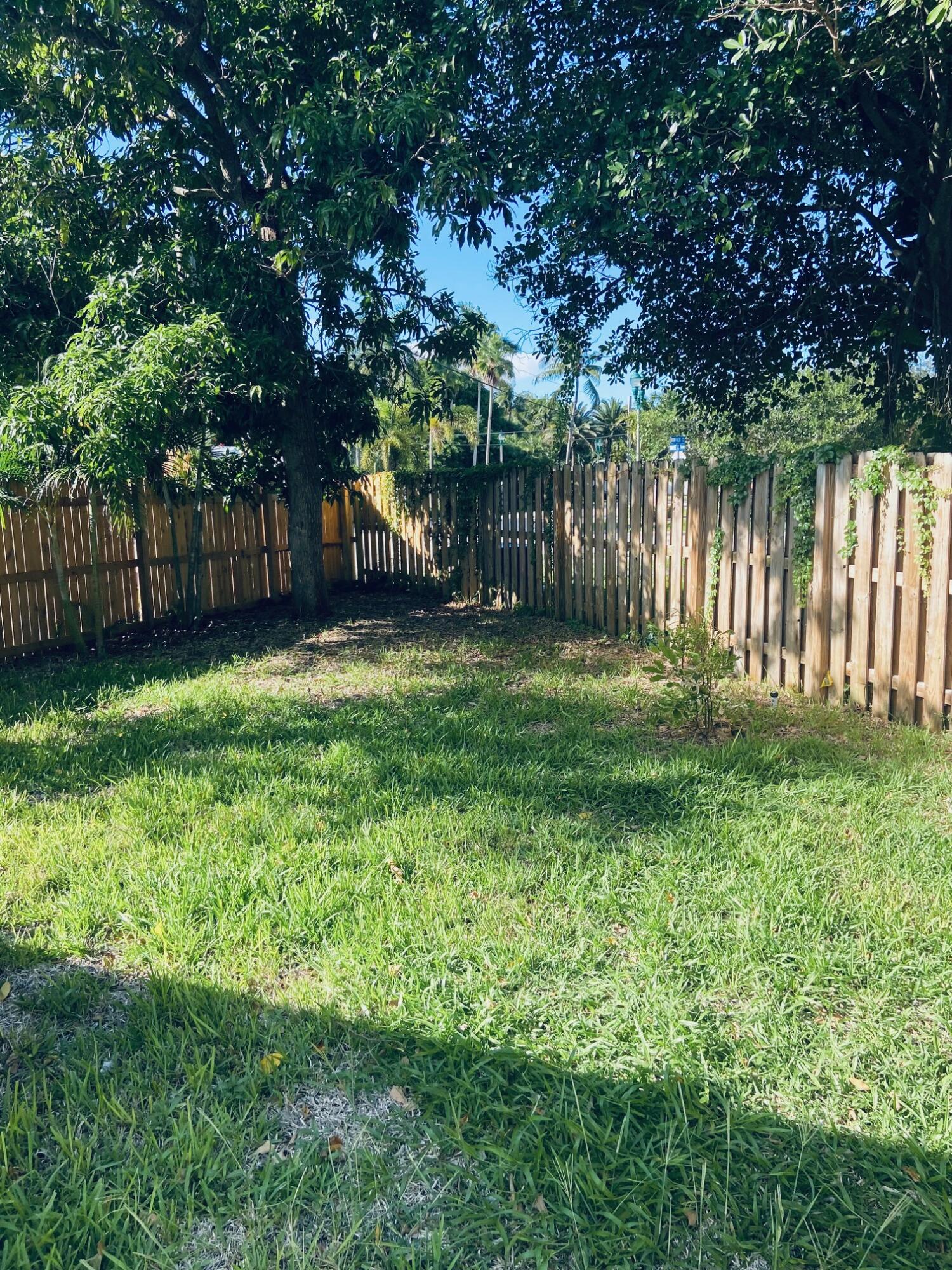 615 Northeast 2nd Avenue Delray Beach, FL 33444 - Photo 33 of 35 a backyard of a house with lots of green space and trees
