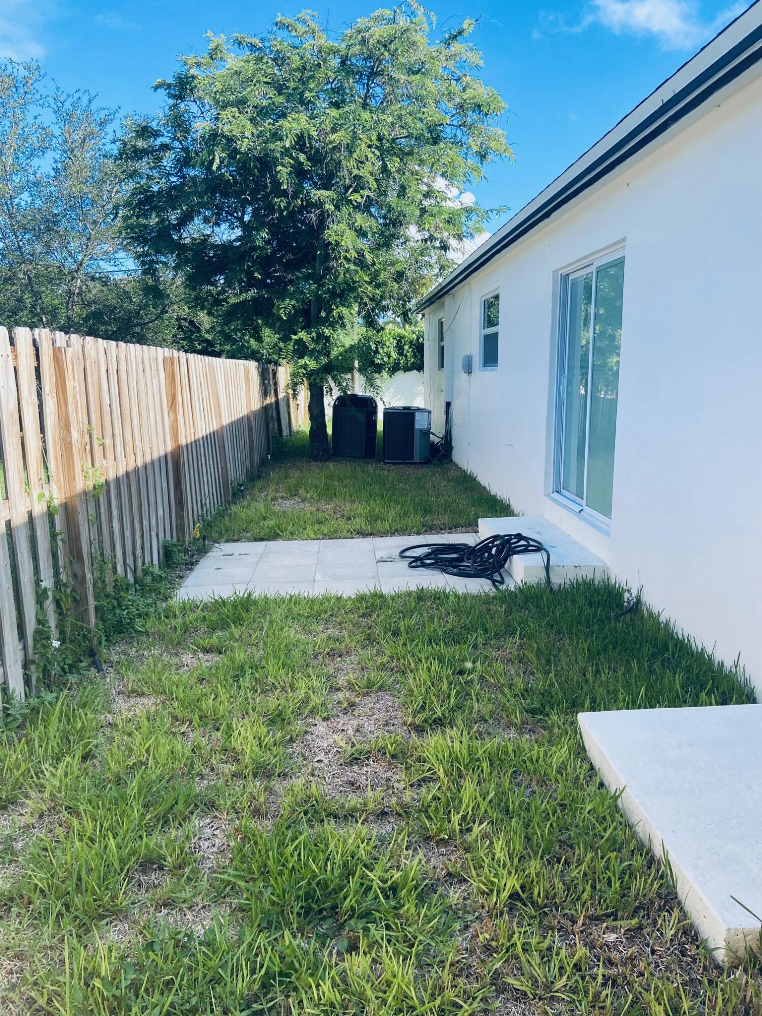 615 Northeast 2nd Avenue Delray Beach, FL 33444 - Photo 34 of 35 a view of a backyard with plants and large trees