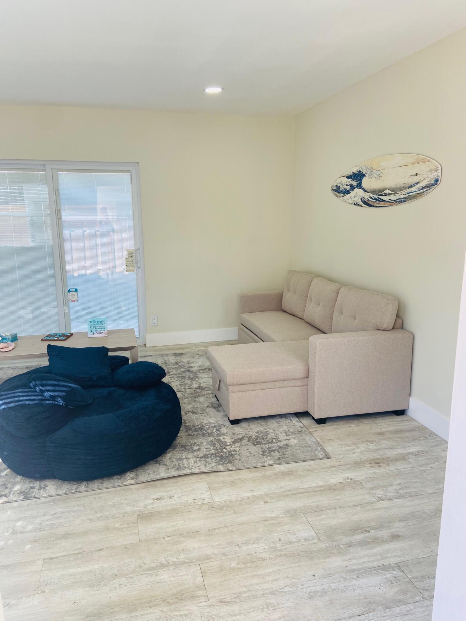 615 Northeast 2nd Avenue Delray Beach, FL 33444 - Photo 5 of 35 a living room with furniture