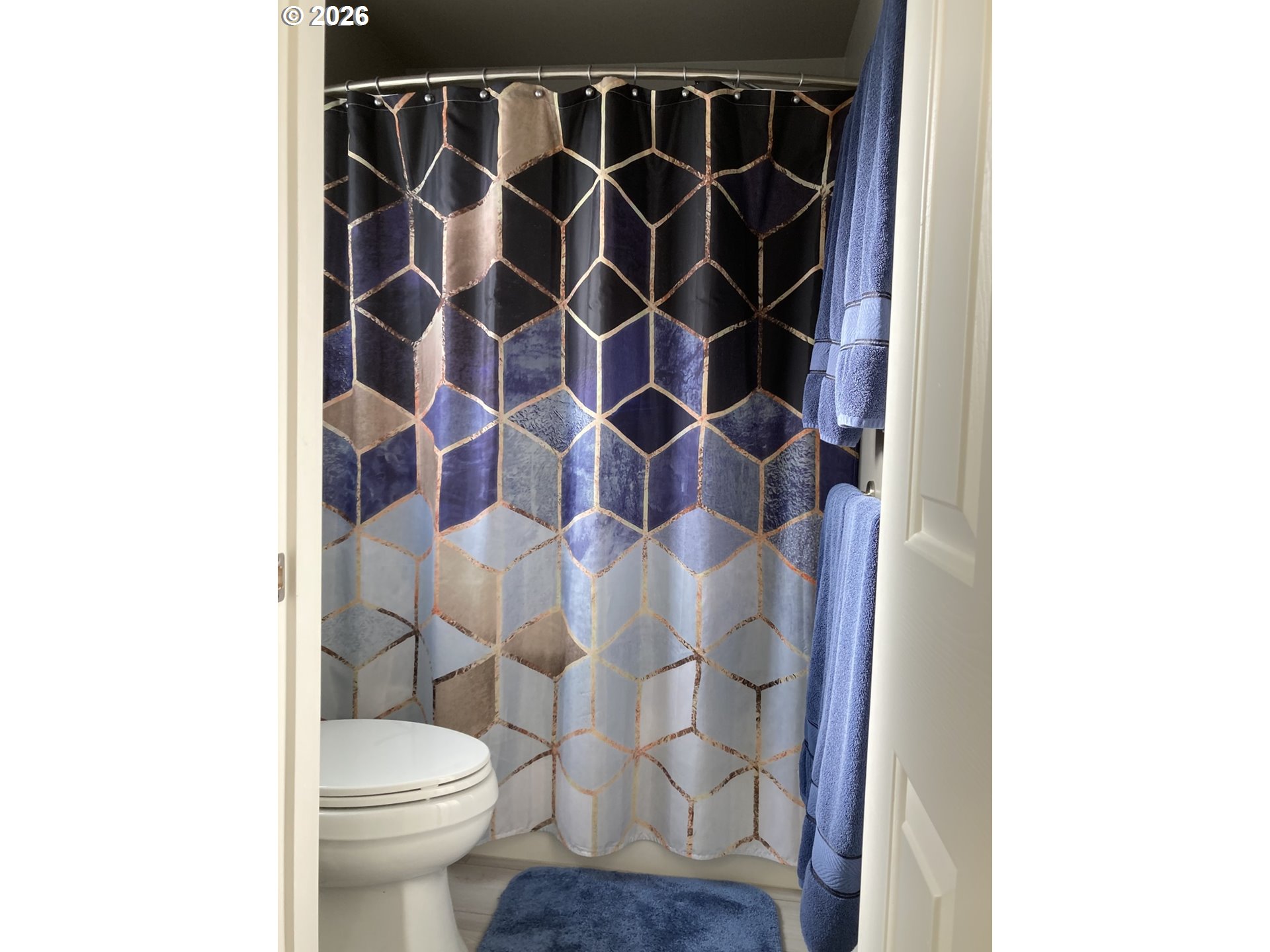 1612 North Heron Drive Ridgefield, WA 98642 - Photo 21 of 33 a bathroom with a shower and a toilet
