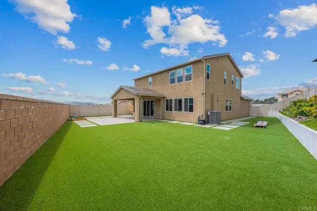 a view of a house with backyard