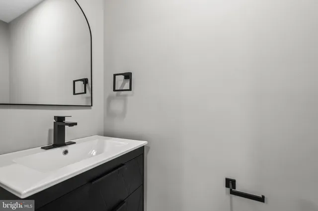 a view of room with hardwood floor and ceiling fan