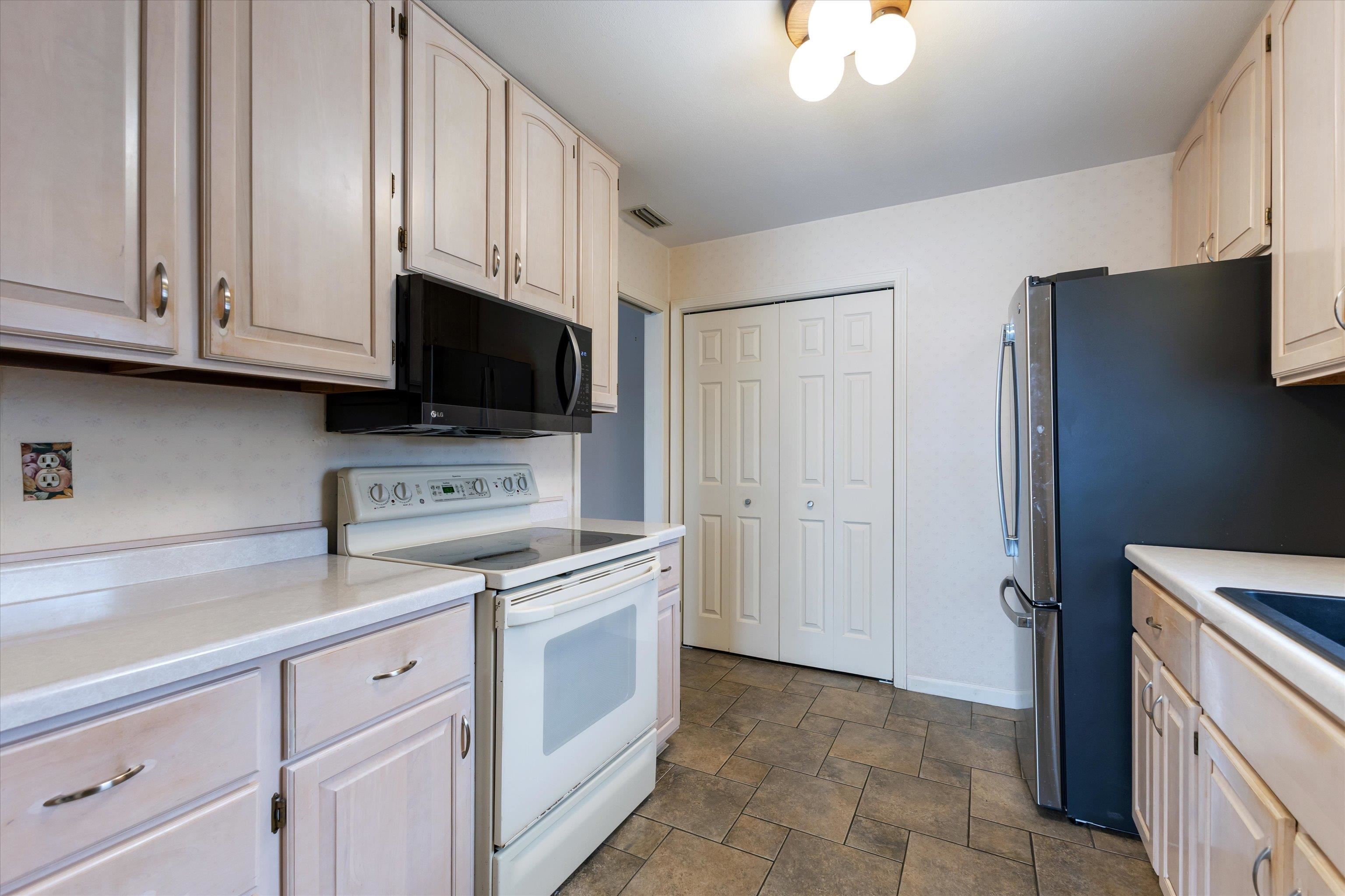 2376 Wisconsin Street Oshkosh, WI 54901 - Photo 8 of 20