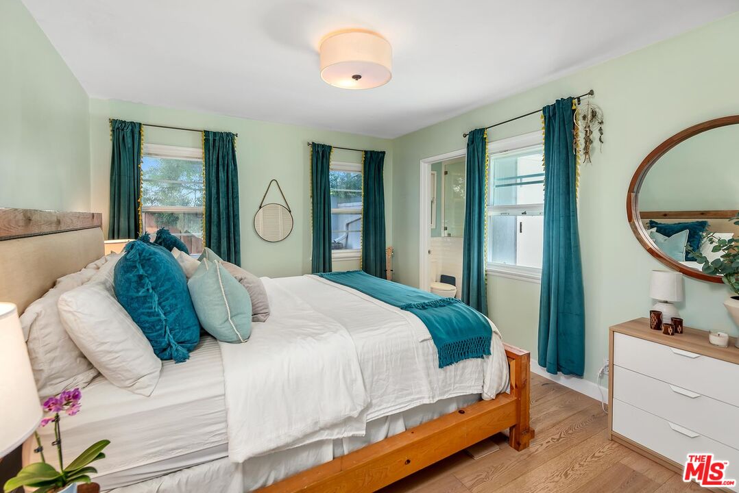 7517 Earldom Avenue Playa del Rey, CA 90293 - Photo 24 of 27 a bedroom with a large bed and a mirror