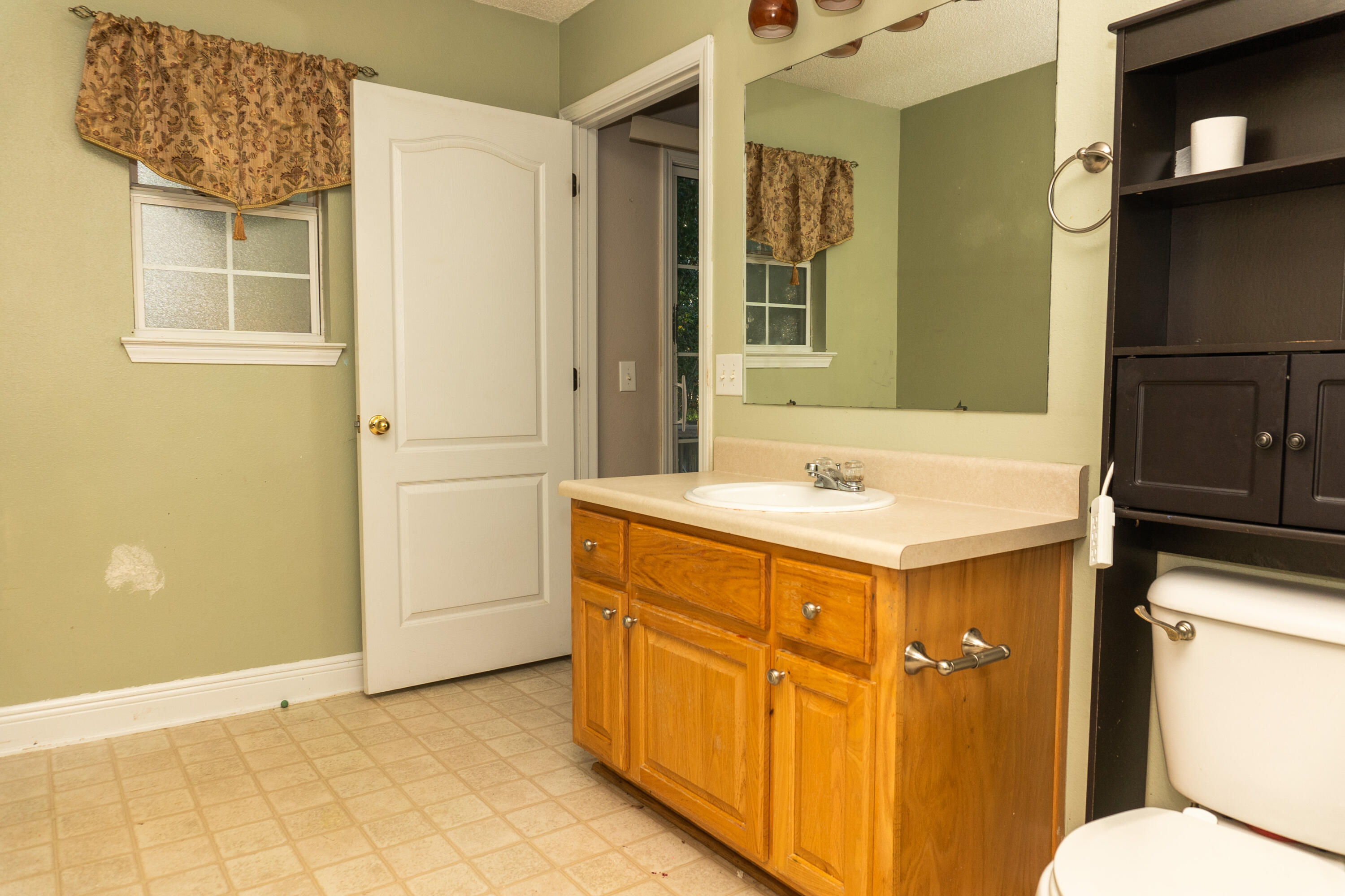 516 Vulpes Sanctuary Loop Crestview, FL 32536 - Photo 15 of 33 a bathroom with a sink and a mirror