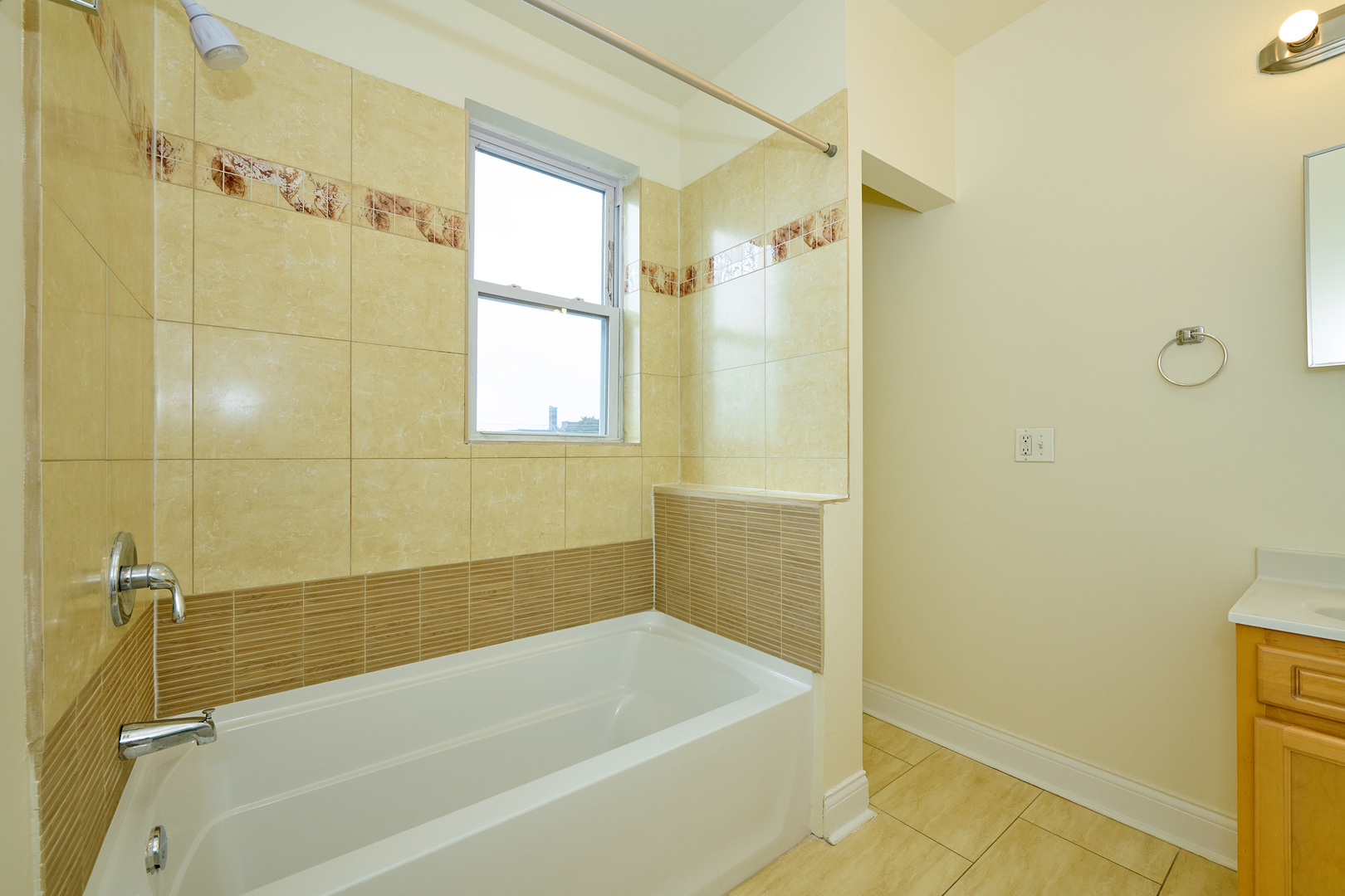 5014 North Harding Avenue, Unit 3S Chicago, IL 60625 - Photo 6 of 13 a bath tub sitting next to a shower