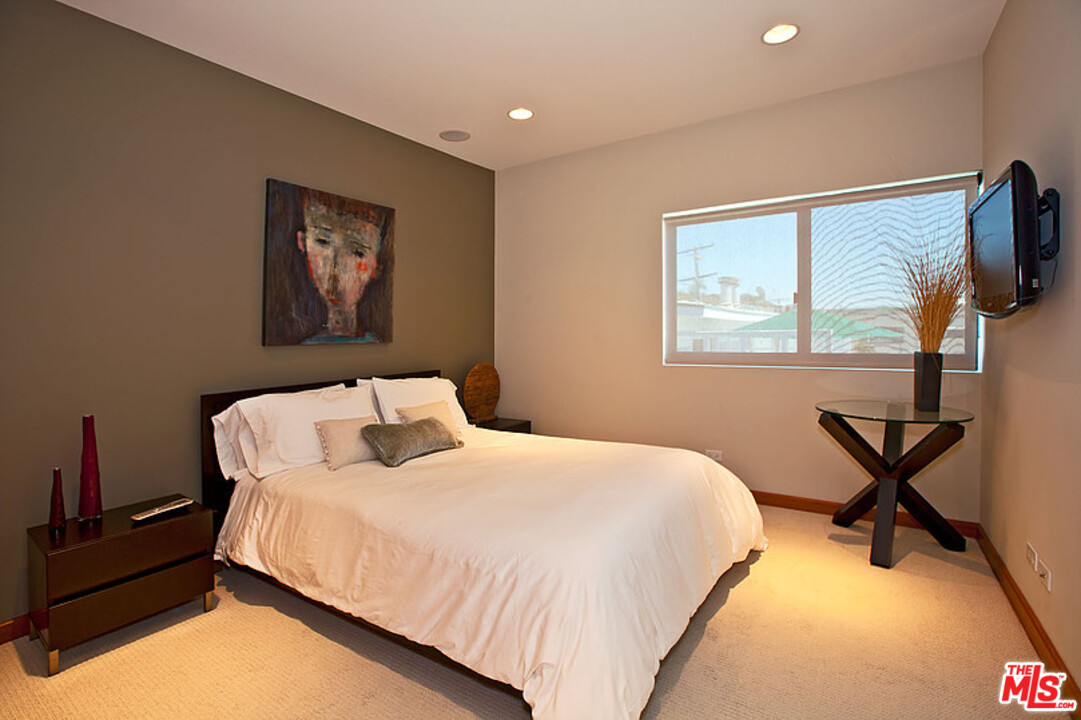 25250 Malibu Road Malibu, CA 90265 - Photo 25 of 31 a bedroom with a bed a desk and chair