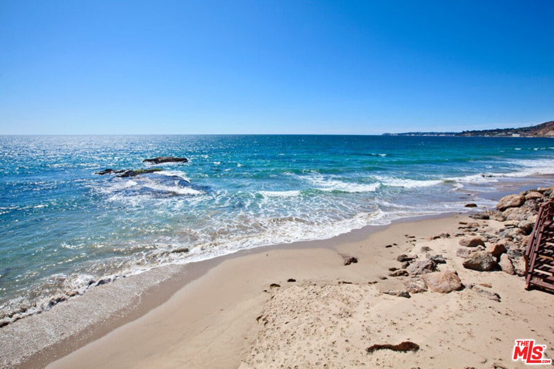 25250 Malibu Road Malibu, CA 90265 - Photo 4 of 31 a view of beach and ocean