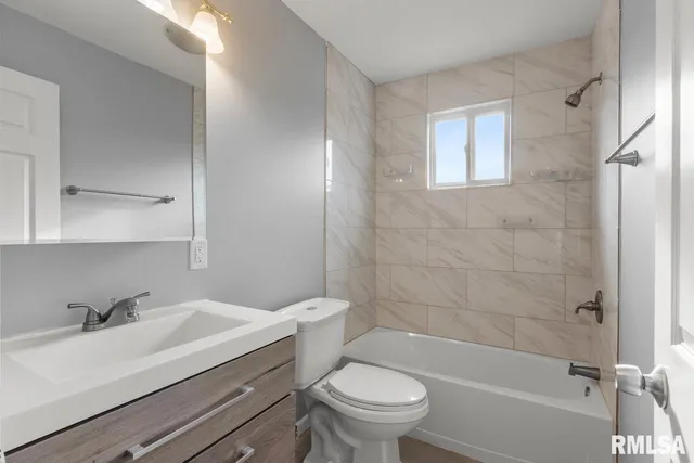 $1,800 | 2022 West Glen Avenue, Peoria, IL 61614