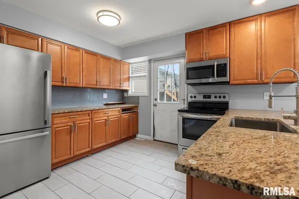 $1,700 | 2022 West Glen Avenue, Peoria, IL 61614