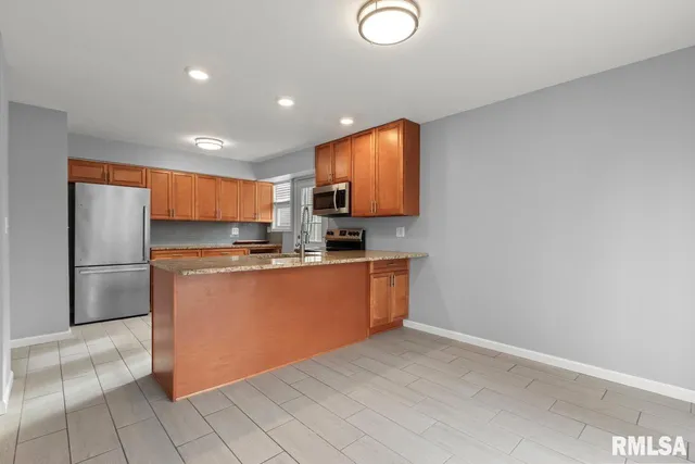 $1,800 | 2022 West Glen Avenue, Peoria, IL 61614