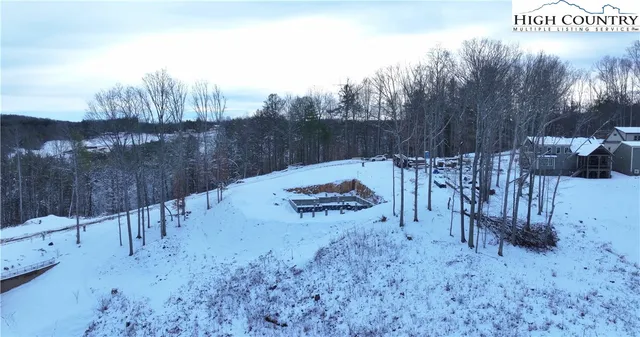 a view of a dry yard