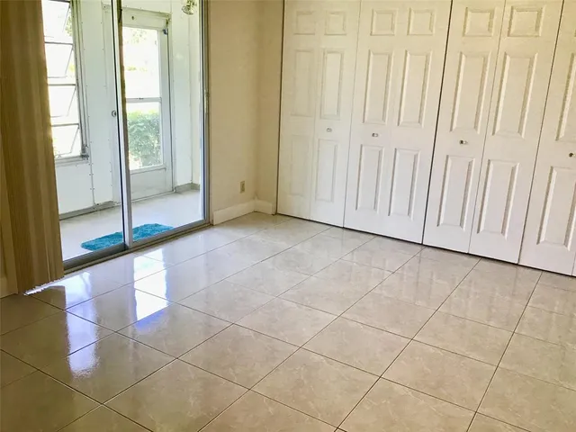 a view of entryway with interior