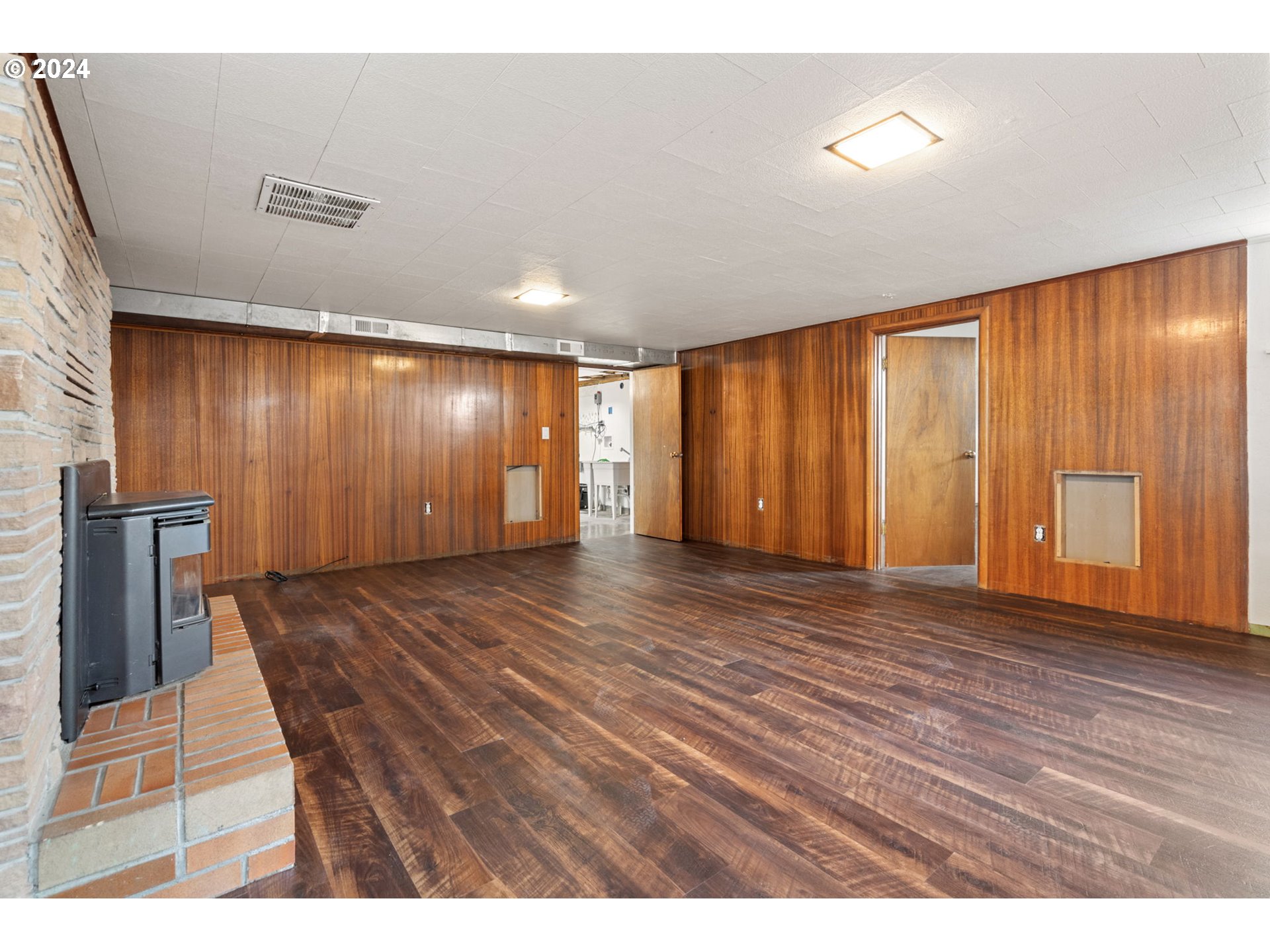 2150 East Airport Road Hermiston, OR 97838 - Photo 19 of 37 a view of an empty room with wooden floor and a window