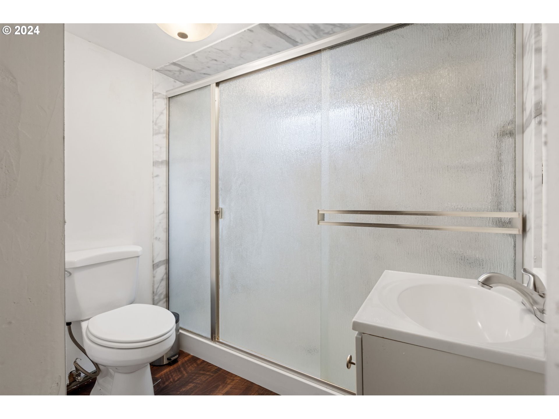 2150 East Airport Road Hermiston, OR 97838 - Photo 21 of 37 a bathroom with a sink a toilet and shower