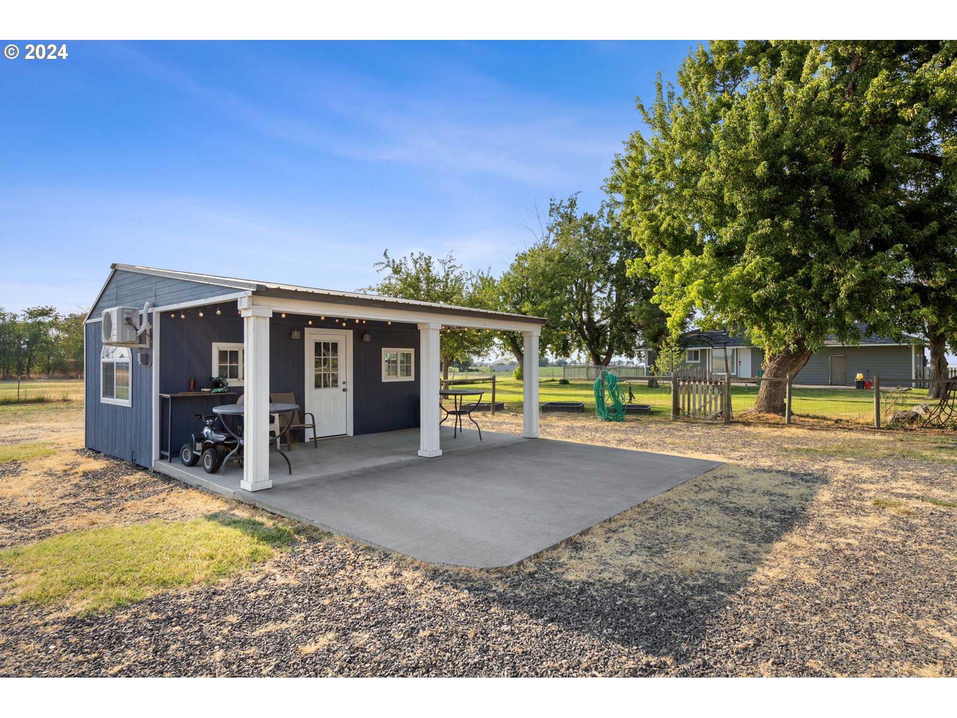 2150 East Airport Road Hermiston, OR 97838 - Photo 25 of 37 a view of a house with backyard and a tree