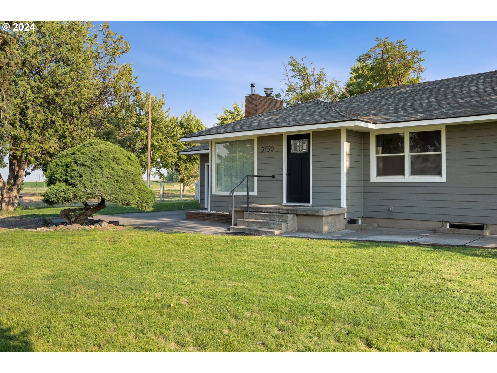 2150 East Airport Road Hermiston, OR 97838 - Photo 3 of 37 a view of a house with swimming pool and a yard