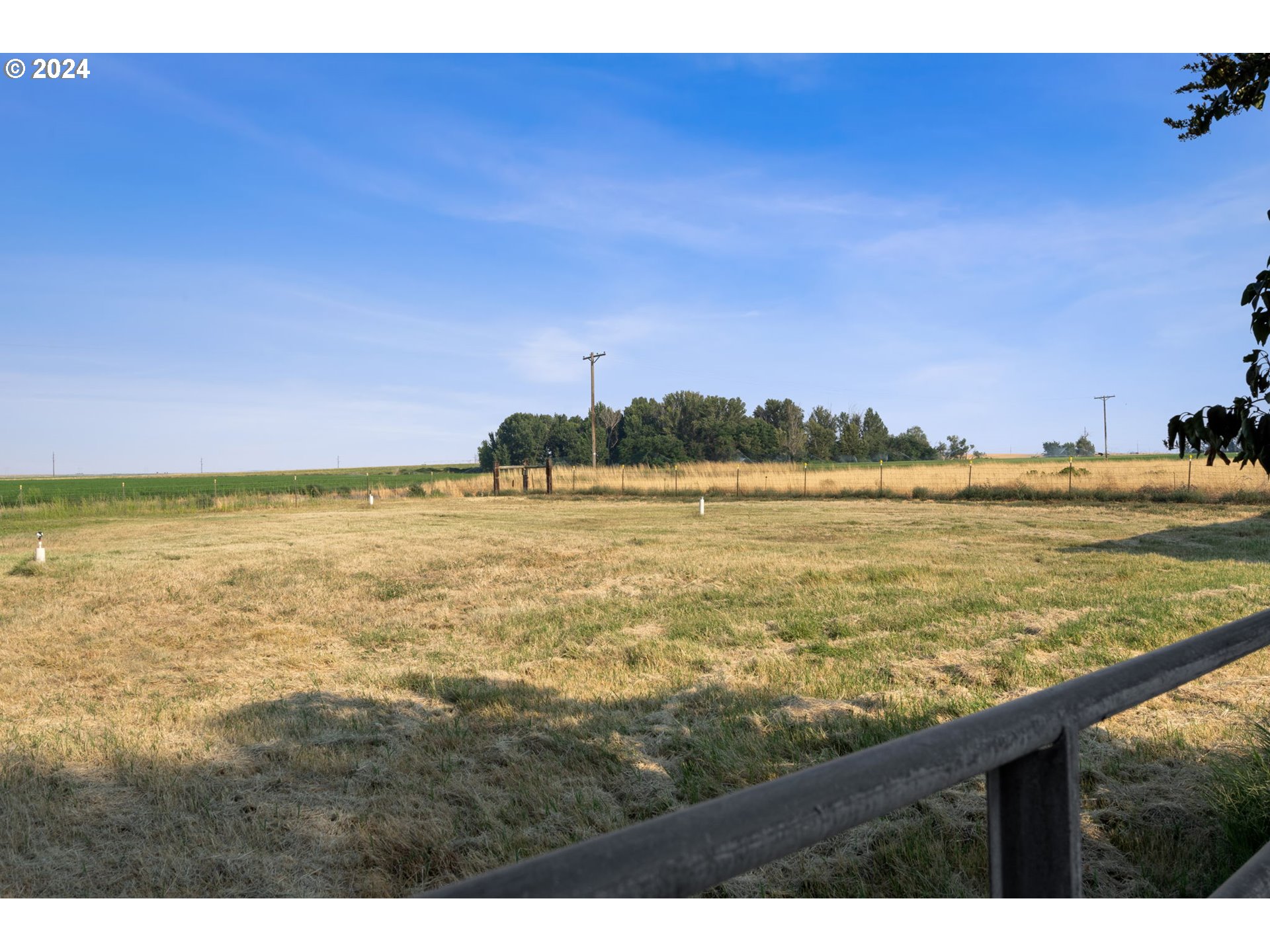 2150 East Airport Road Hermiston, OR 97838 - Photo 31 of 37 a view of an ocean and beach