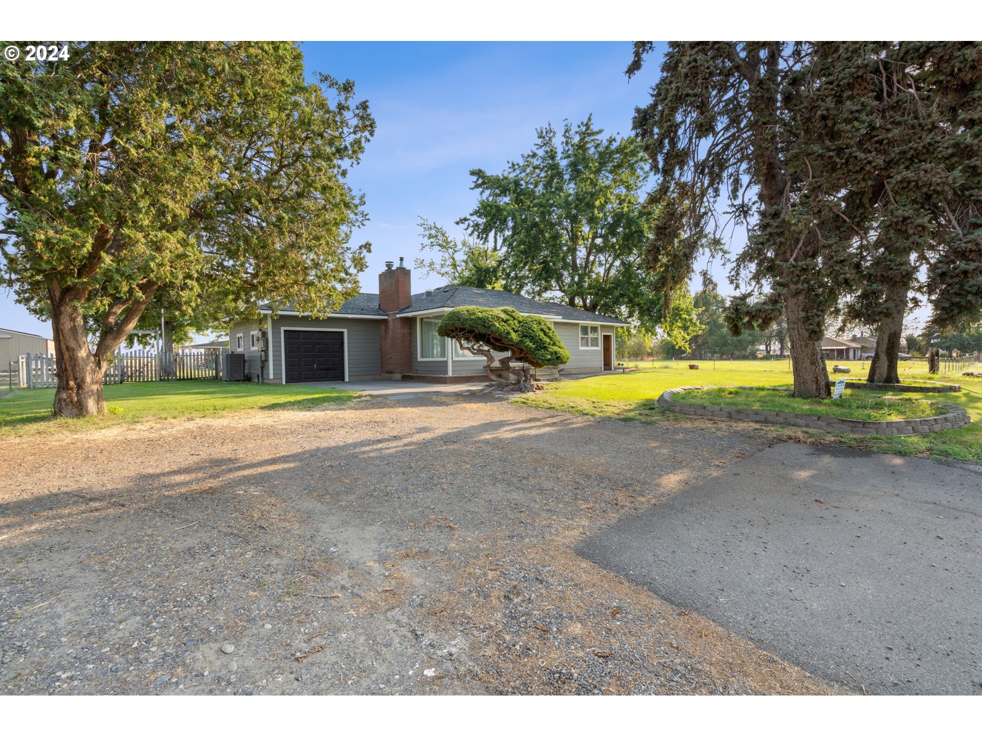 2150 East Airport Road Hermiston, OR 97838 - Photo 4 of 37 a view of a house with swimming pool and yard