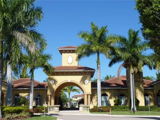 a view of a yard with palm tree