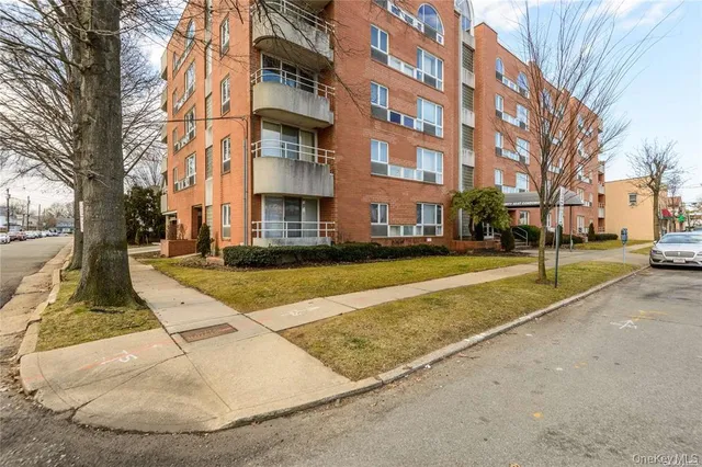$539,000 | 205 Mineola Boulevard, Unit 4D, Mineola, NY 11501