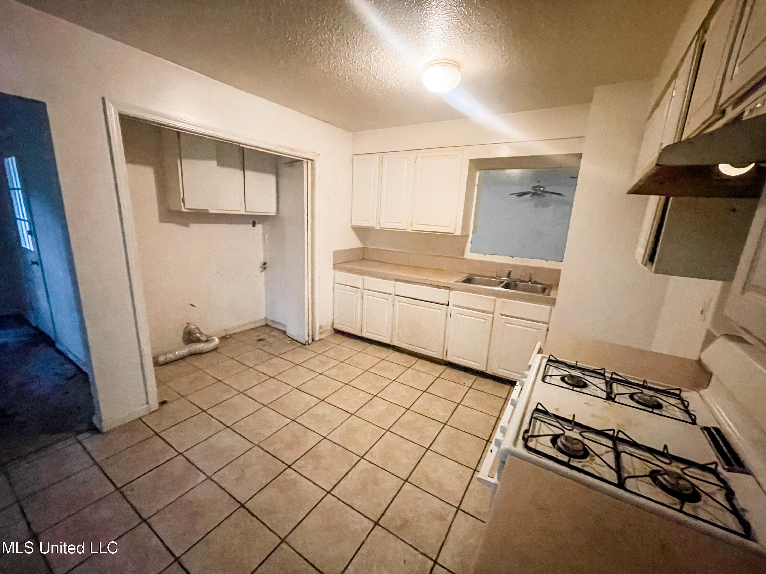 4100 Delmar Circle Moss Point, MS 39563 - Photo 6 of 31 IMG_0783