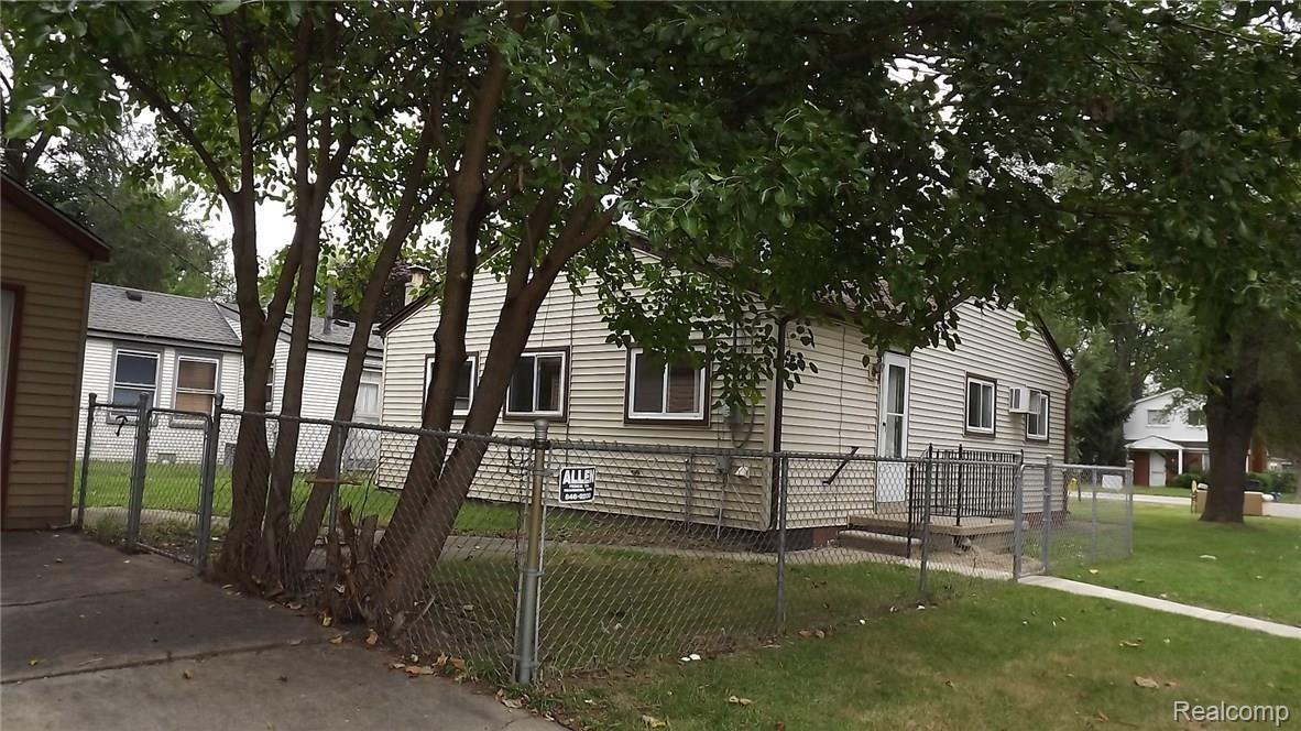 19307 Inkster Road Livonia, MI 48152 - Photo 3 of 19 Fenced Yard.JPG