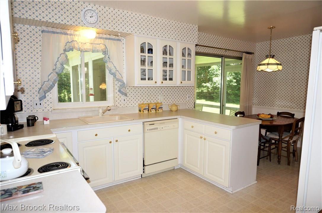 20210 Old Coach Road Franklin, MI 48025 - Photo 9 of 37 kitchen good.JPG
