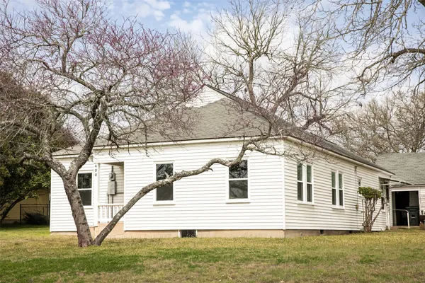 $265,000 | 400 North Brazos Street, Burton, TX 77835