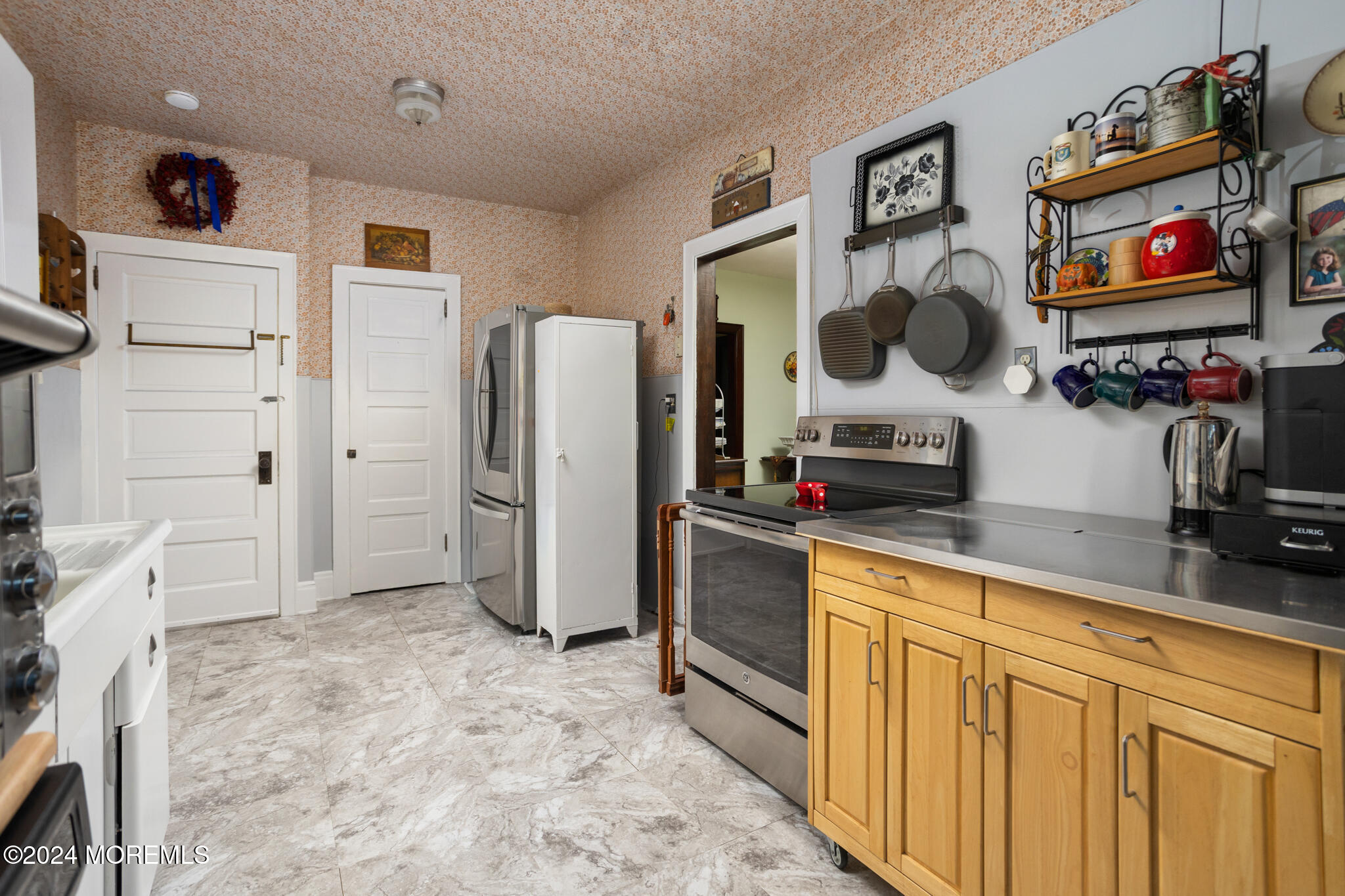 2149 Jacksonville Jobstown Road Jobstown, NJ 08041 - Photo 20 of 48 a kitchen with stainless steel appliances a refrigerator and cabinets