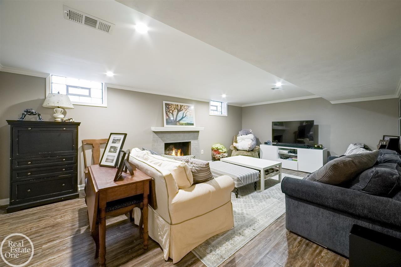 136 Moran Road Grosse Pointe, MI 48236 - Photo 34 of 51 50028565-33.JPG