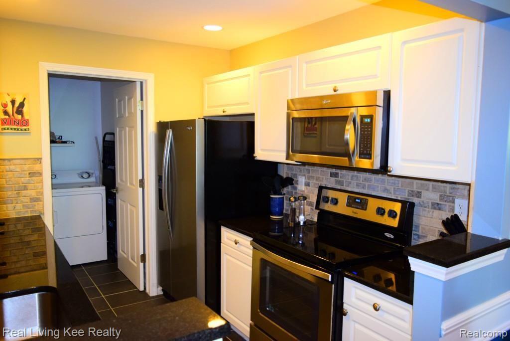 3438 Tremonte Circle Rochester, MI 48306 - Photo 6 of 23 brand new stainless steel appliances!