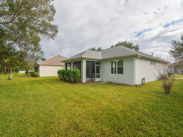 $2,200 | 5675 West 1st Square Southwest, Vero Beach, FL 32968