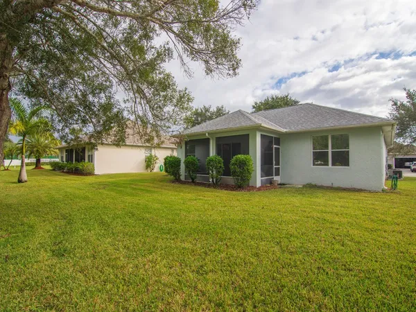 $2,200 | 5675 West 1st Square Southwest, Vero Beach, FL 32968