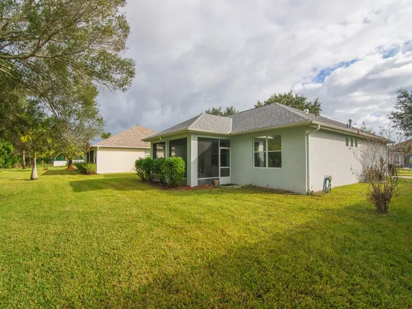 $2,200 | 5675 West 1st Square Southwest, Vero Beach, FL 32968