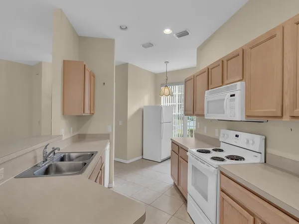 $2,200 | 5675 West 1st Square Southwest, Vero Beach, FL 32968