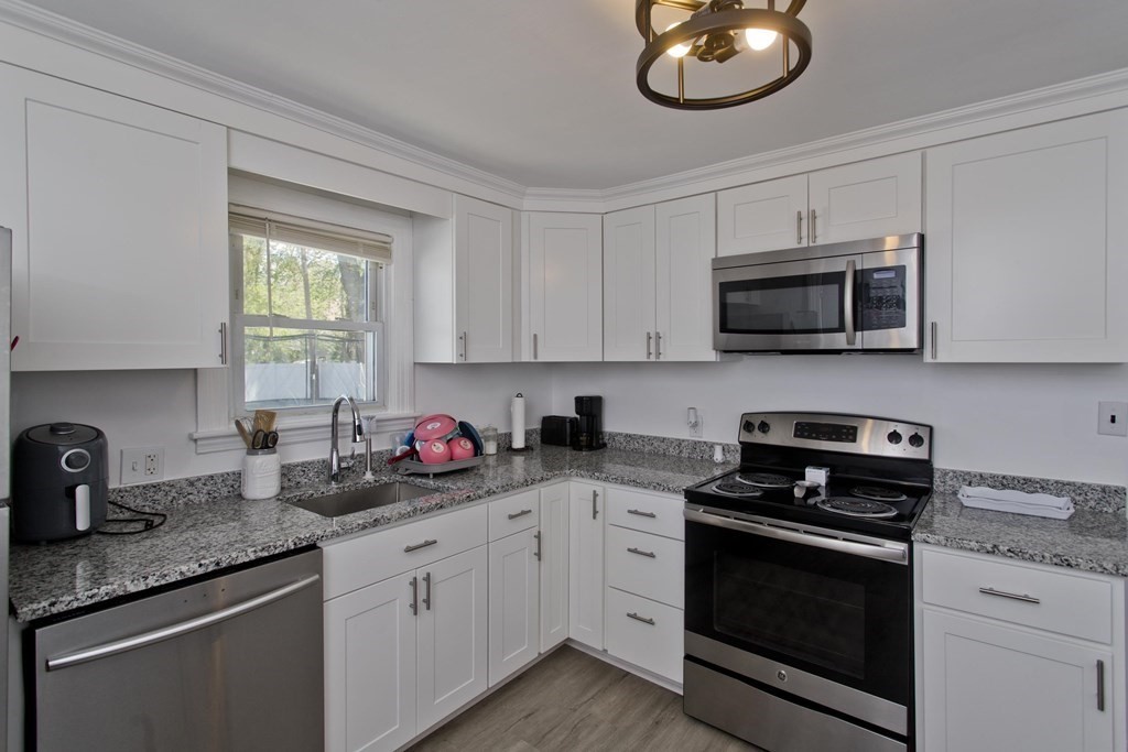 797 Armory Street Springfield, MA 01107 - Photo 8 of 42