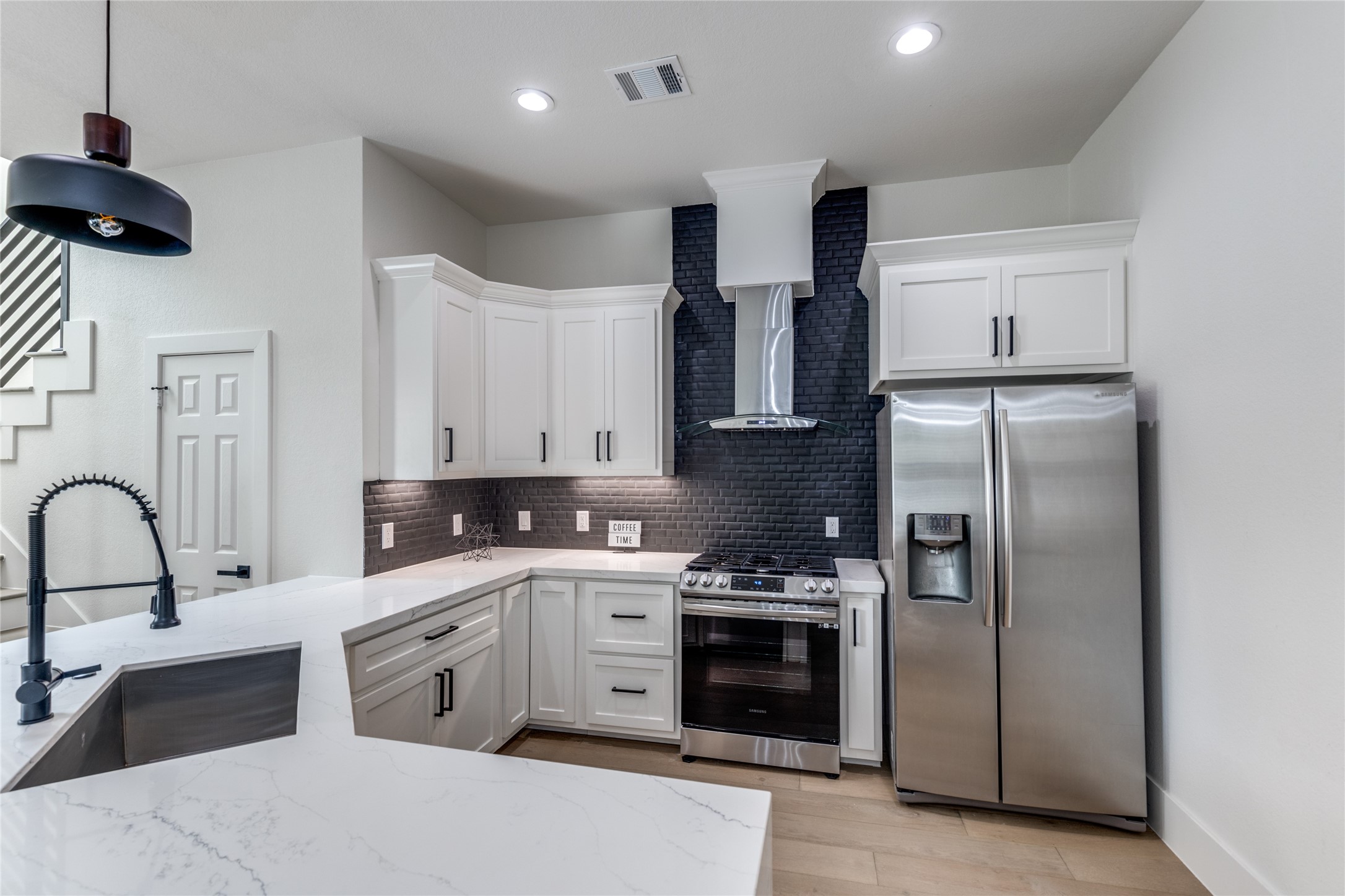 5618 Canal Street Houston, TX 77011 - Photo 6 of 13 You lovely kitchen. Stainless steel appliances. Beautiful quartz countertop.