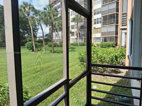 $1,750 | 1000 St Charles Place, Unit L20, Pembroke Pines, FL 33026