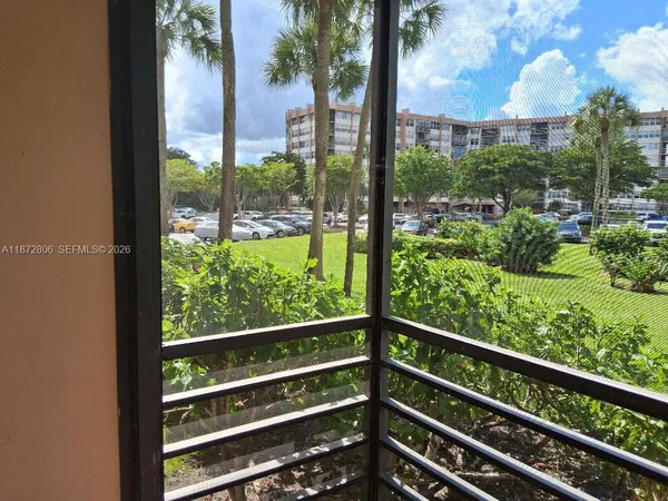 $1,750 | 1000 St Charles Place, Unit L20, Pembroke Pines, FL 33026