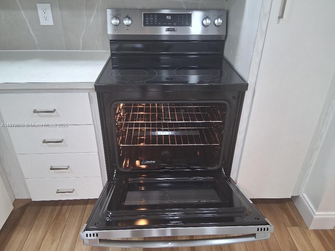 1000 St Charles Place, Unit L20 Pembroke Pines, FL 33026 - Photo 8 of 23 a view of stove